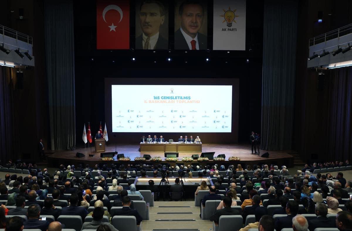 Cumhurbaşkanımız Sayın Recep Tayyip Erdoğan’ın katılımlarıyla 165. Genişletilmiş İl Başkanları Toplantısı.

AK Parti olarak, AK Partili kadrolar olarak yapmamız gereken bellidir:

Daha fazla gönül kazanacağız.

Daha fazla insanımıza ulaşacağız.