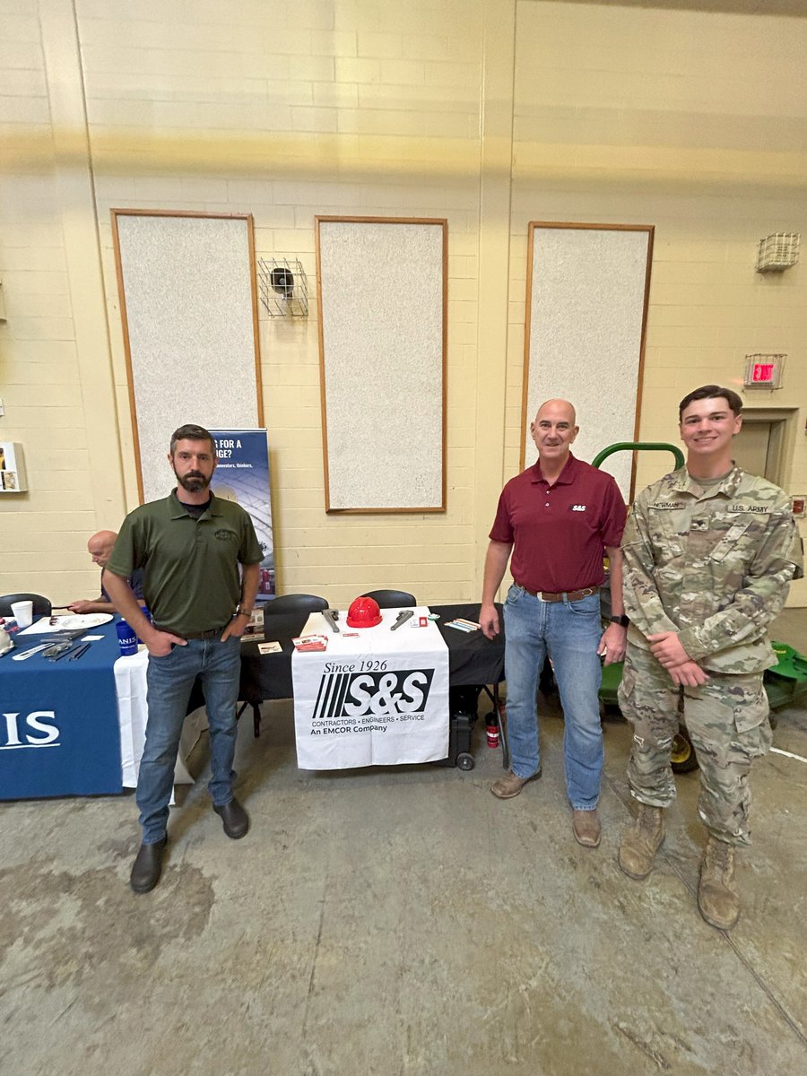 HelmetsHardhats's tweet photo. It's #TrainingCenterTuesday! βοΈπ·π·ββοΈ
Joe Osborn, Ohio H2H manager, met with the 216th Engineer Battalion as they completed their annual training. He also met Timothy Coleman from UA Local #669. Joe, a former 216th member, knows these Soldiers excel in the building trades! πͺ https://t.co/VkBRbBBEOV