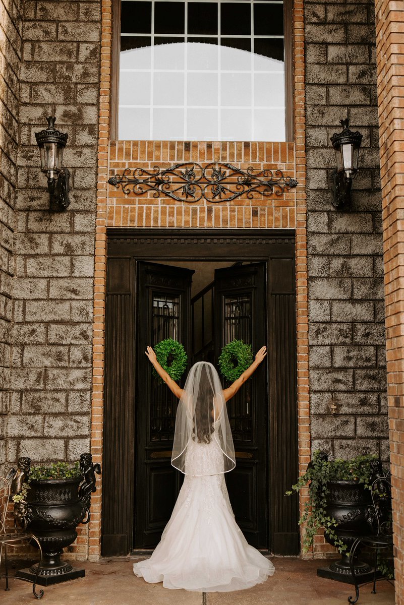 FleuresNC's tweet image. Live your happily ever after at our fairy tale wedding venue. With magical settings and charming details, we create weddings that look straight out of a storybook. Let’s make your fairy tale come true! #FairyTaleWeddingVenue #AngierNC chateaudesfleures.com/contact-us