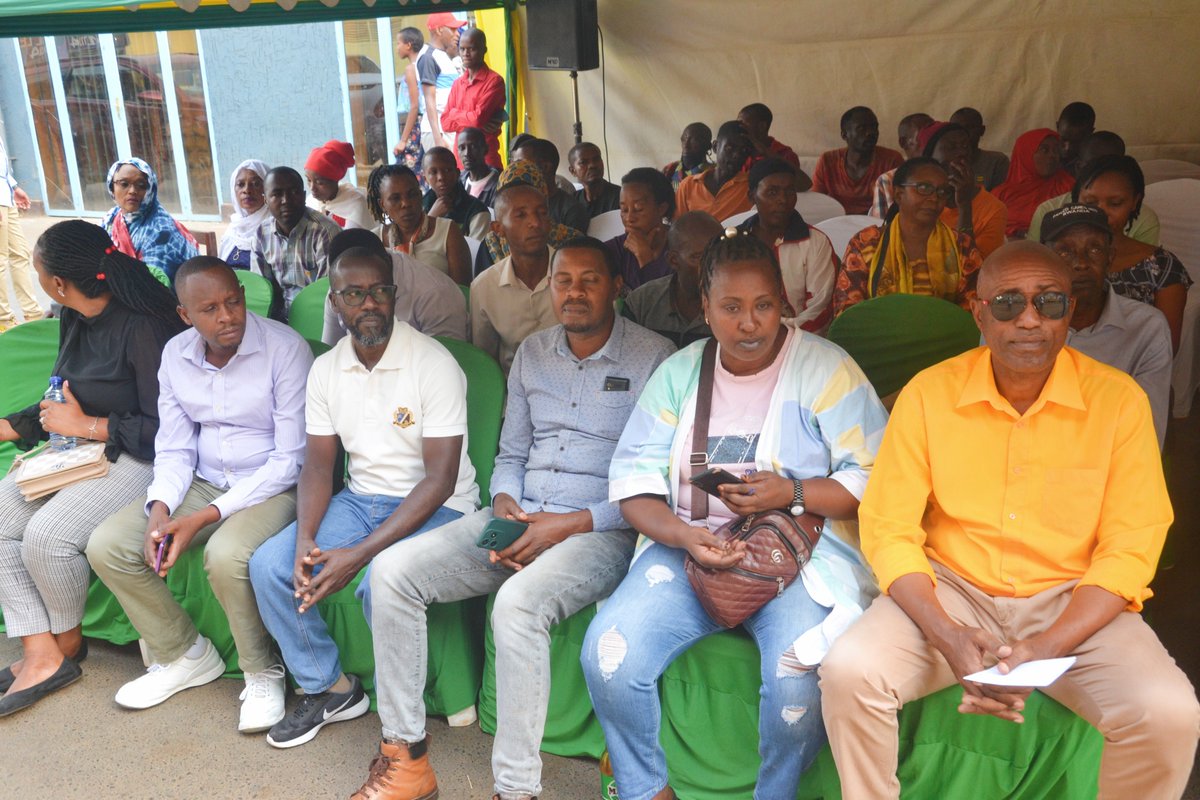 Nyarugenge's tweet photo. Mu tugari twose tugize Akarere ka #Nyarugenge harimo kuba Inteko z'Abaturage. Umuyobozi Nshingwabikorwa w'Akarere, Bwana Ingangare Alexis yifatanyije n'Abaturage mu kagari ka Rwezamenyo I mu murenge wa Rwezamenyo. Umwanya munini wahariwe gukemura ibibazo by'abaturage #RwOT https://t.co/6JHFUXBvWy