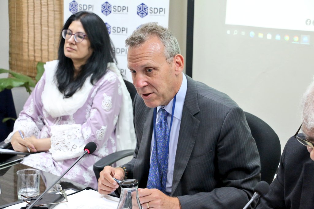 SDPIPakistan's tweet image. 12.6 tons of waste from #textiles is produced every year, which is too huge!
Any economic engagement with EU requires climate compliance.
➡️Companies that want to export to the EU, they need to be compliant with environmental rules
Mr Jeroen Willems, @EUPakistan
#UsedTextiles