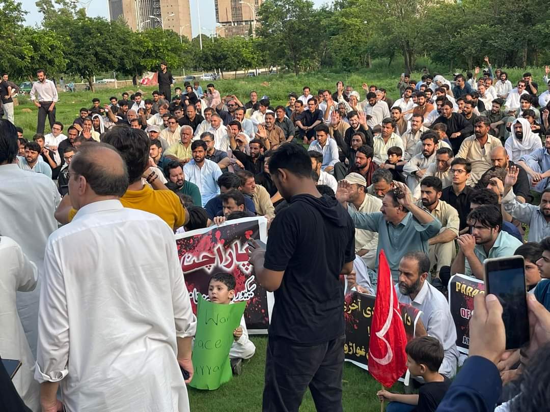 KurramPCR's tweet photo. 1. اسلام آباد پریس کلب, کرم پاراچنار میں حالیہ بدامنی کے خلاف اور پائیدار امن کیلئے احتجاجی تحریک کا دوسرا دن
#SecureTheKurram
2. #پاراچنار ائیرپورٹ سے ایمرجنسی بنیادوں پر پروازیں شروع کیا جائے ۔ پاراچنار ایئرپورٹ کی فعالی وقت کی اہم ضرورت ہے
#SecureTheParachinar 
#Parachinar https://t.co/3r6Rjjm7us