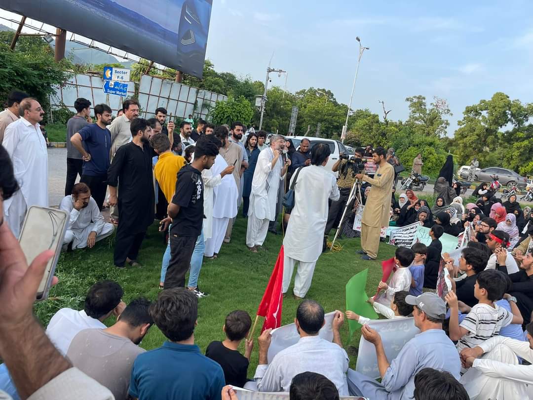 KurramPCR's tweet photo. 1. اسلام آباد پریس کلب, کرم پاراچنار میں حالیہ بدامنی کے خلاف اور پائیدار امن کیلئے احتجاجی تحریک کا دوسرا دن
#SecureTheKurram
2. #پاراچنار ائیرپورٹ سے ایمرجنسی بنیادوں پر پروازیں شروع کیا جائے ۔ پاراچنار ایئرپورٹ کی فعالی وقت کی اہم ضرورت ہے
#SecureTheParachinar 
#Parachinar https://t.co/3r6Rjjm7us