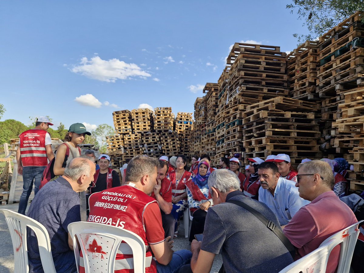 iscidayanismadr's tweet photo. Sendikalı oldukları için, Polenez patronu tarafından Kod46 ile işten çıkarılan 137 işçi arkadaşa dayanışma ziyareti gerçekleştirdik.
Emekçiyi sonsuz sömürmek isteyen patronlar işçilerin anayasal hakkını gasp ediyor.  
Sınıf dayanışmasını yükseltmeye devam edeceğiz! 
@tekgida https://t.co/2e8Epqg6Gp