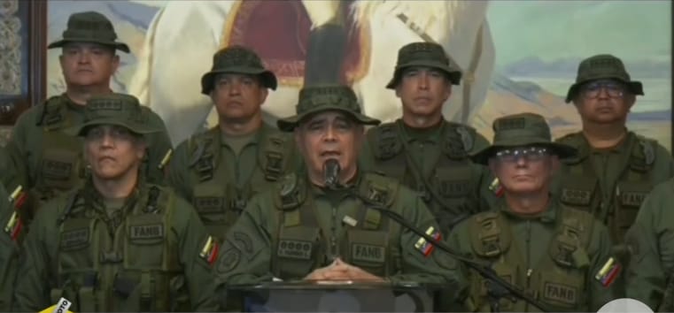 #30Jul | Ministro para la Defensa, G/J Vladimir Padrino López: Enviamos a todo el pueblo de Venezuela nuestras felicitaciones, el pueblo de Venezuela votó por la paz. 

El pueblo decidió por un candidato y ayer el CNE lo proclamó.