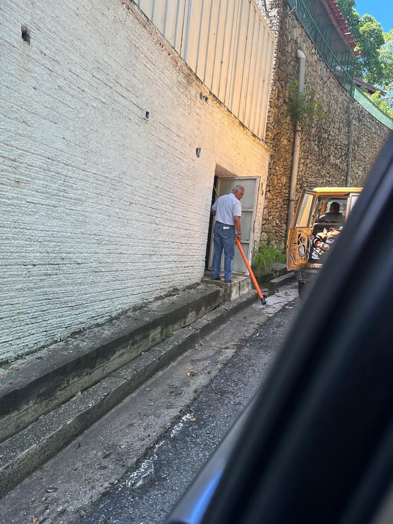 monitoreamos's tweet photo. #ÚLTIMAHORA Funcionarios de Corpoelec cortan el servicio eléctrico en la residencia de la embajada de Argentina en Caracas, donde están refugiados seis colaboradores de María Corina Machado https://t.co/yWR2XG4XcD https://t.co/1XCfWjozGQ