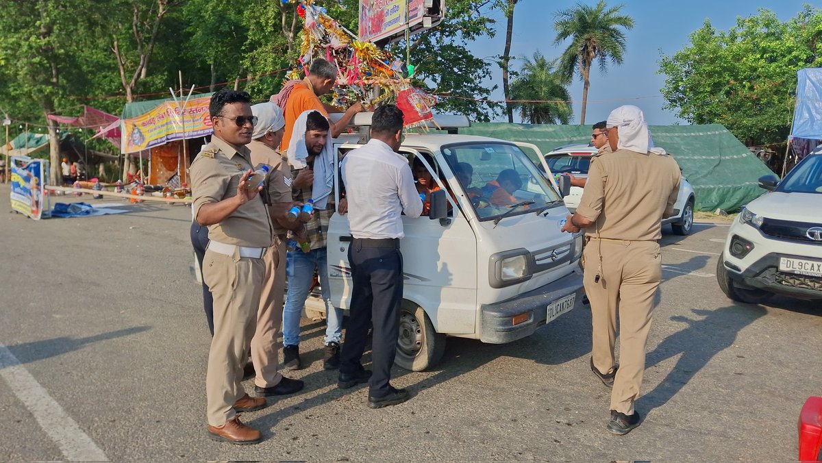 Journalist_MRT's tweet photo. #मेरठ :नानू नहर स्तिथ चौराहे पर सुरक्षा और यातायात व्यवस्था संभालने के साथ-साथ शिव भक्त कांवड़ियों की सेवा में तत्परता से जुटी पुलिस टीम
@meerutpolice 
@dgpup 
@uptrafficpolice 
@myogioffice
@meeruttraffic 
@igrangemeerut 
@mry_sp https://t.co/aTcQedmLD0