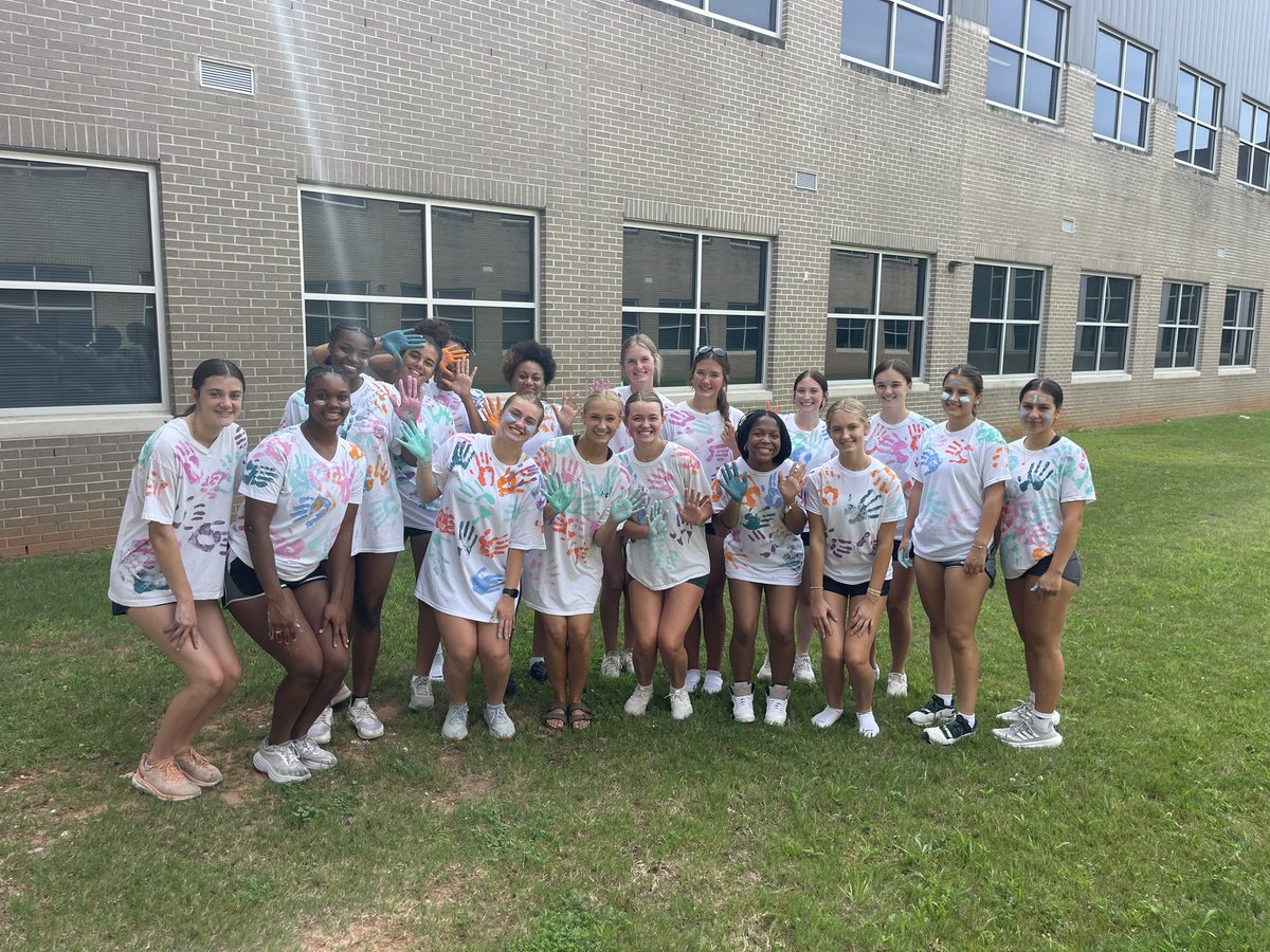 Today the girls participated in Athletic Serve Day, helping clean up around campus! We ended the morning with a little team bonding! Such a good morning 🤍🐾