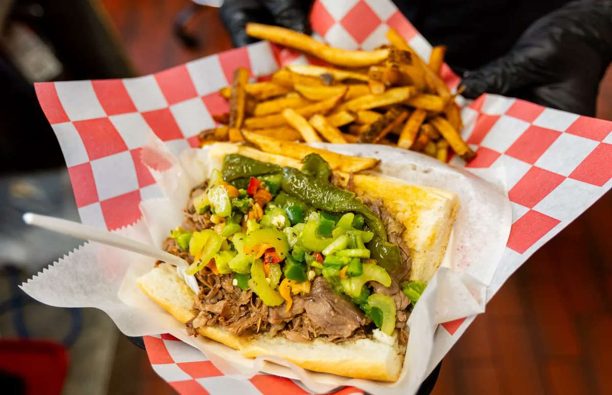 I asked italian beef makers working at a 95-year old family business: "have you heard of 'The Bear'?"

The answer was mostly: no &amp; no &amp; too busy.

But the family histories of Carm's (!) &amp; Fontano's parallel the show, even as they keep a healthy distance.

chicagotribune.com/2024/07/30/the…