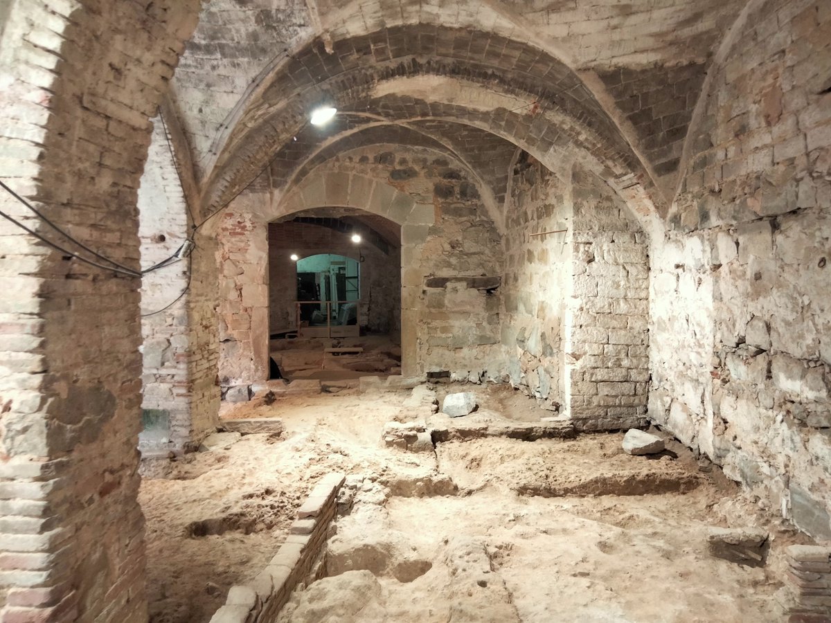 srieramora's tweet photo. S'ha completat la recuperació de restes bioarqueològiques (botàniques i faunístiques) de la intervenció d'aquests darrers mesos al Monestir de Pedrlabes @MPedralbesBCN 
S'ha flotat un gran volum de sediments amb  abundància de carbons i llavors. Ara comença la tasca de triar-los. https://t.co/hWYeEFtyTY