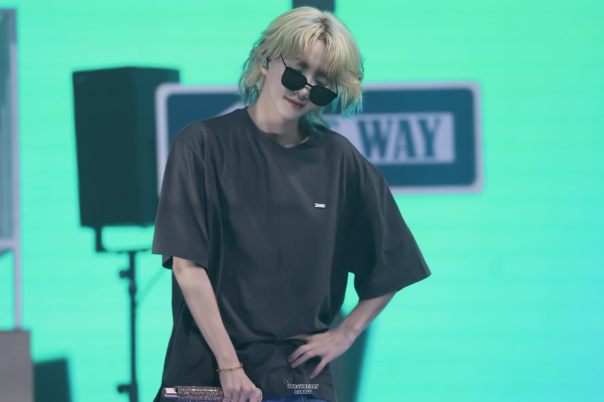 strabbit104's tweet photo. 240723 CARAT LAND 

🕶️🎤🎶

#ジョンハン #JEONGHAN
#윤정한 #정한
#세븐틴 #SEVENTEEN https://t.co/5mr5DwNuuK