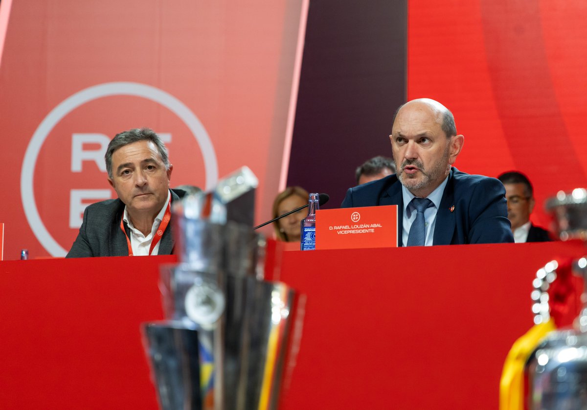 RFGF (@futgal) on Twitter photo O noso presidente e tamén vicepresidente da <a href="/rfef/">RFEF</a> <a href="/RafaLouzan/">Rafael Louzán Abal</a> encabezou a representación galega na Asamblea da #RFEF celebrada hoxe
<a href="/BerganFC/">Bergantiños FC</a> (Luis Cendán) e <a href="/ArosaSCOficial/">Arosa SC</a> (Manolo Abalo) representando aos clubs galegos
🔗 tinyurl.com/26aqf5kz
#AsambleaRFEF O noso presidente e tamén vicepresidente da <a href="/rfef/">RFEF</a> <a href="/RafaLouzan/">Rafael Louzán Abal</a> encabezou a representación galega na Asamblea da #RFEF celebrada hoxe
<a href="/BerganFC/">Bergantiños FC</a> (Luis Cendán) e <a href="/ArosaSCOficial/">Arosa SC</a> (Manolo Abalo) representando aos clubs galegos
🔗 tinyurl.com/26aqf5kz
#AsambleaRFEF