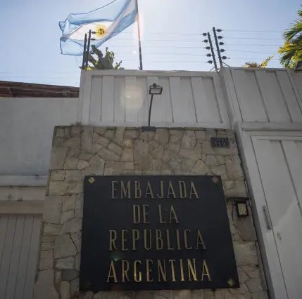 eduardomenoni's tweet photo. 🚨| URGENTE: Funcionarios de Corpoelec acaban de cortar el suministro eléctrico en la embajada de Argentina en Caracas, donde están los 6 asilados del equipo de María Corina Machado y Edmundo González. 🇻🇪 Nicolás Maduro planea tomar la embajada. Atentos a este atropello. https://t.co/0OdwG6g5pD