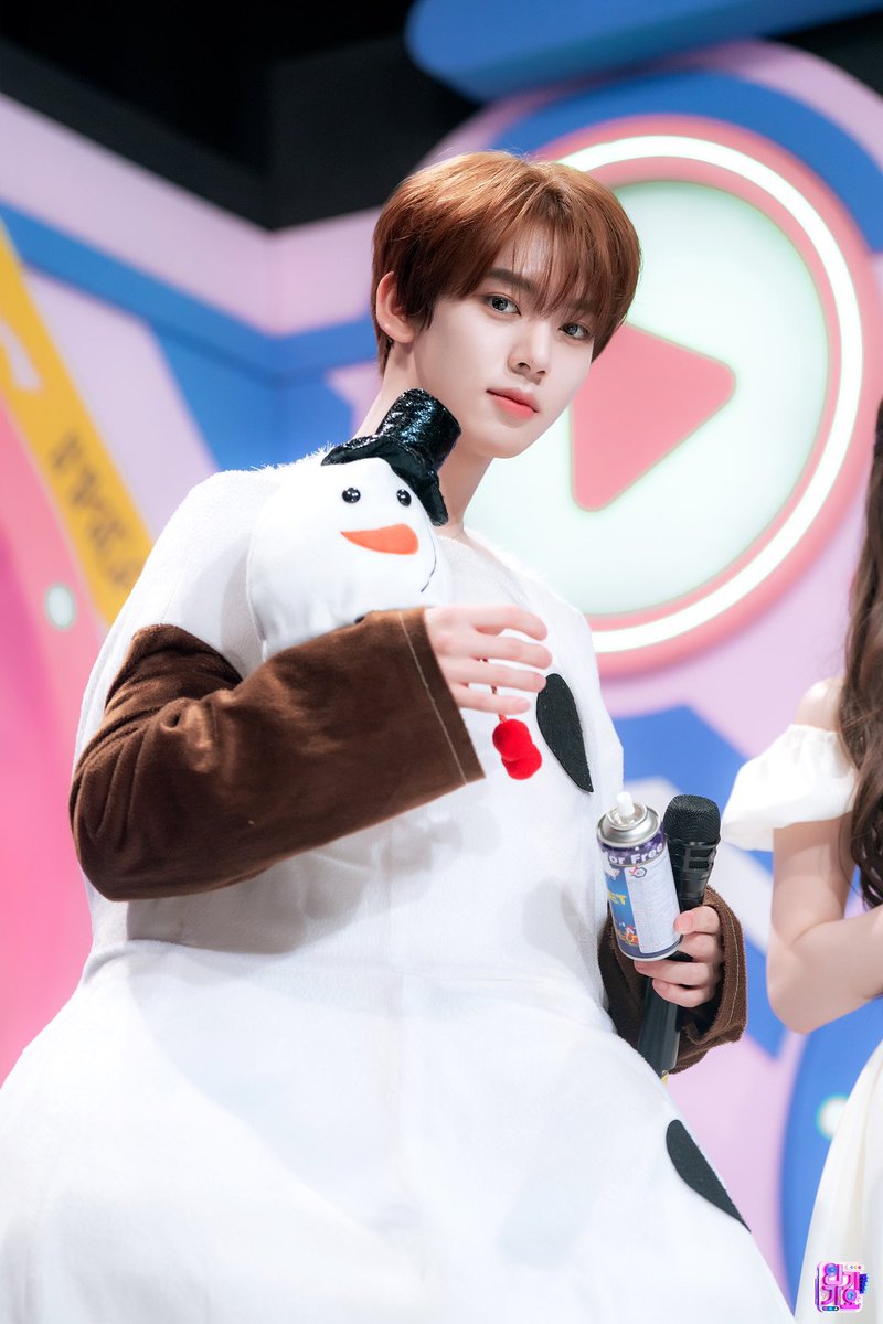 do you want to build a snowman? well, today you don't have to! i’m already here, transformed into the cheerful Olaf, ready to bring the magical spirit of winter to the stage. no, it's not Elsa it's MC Han Yujin in Olaf's form, prepared to sprinkle  and warmth all around inkigayo.