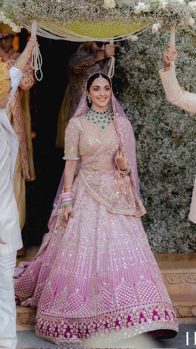 queen_advani's tweet photo. Prettiest bride bollywood ever had!!
#HappyBirthdayKiaraAdvani https://t.co/yvaVv8jtqn