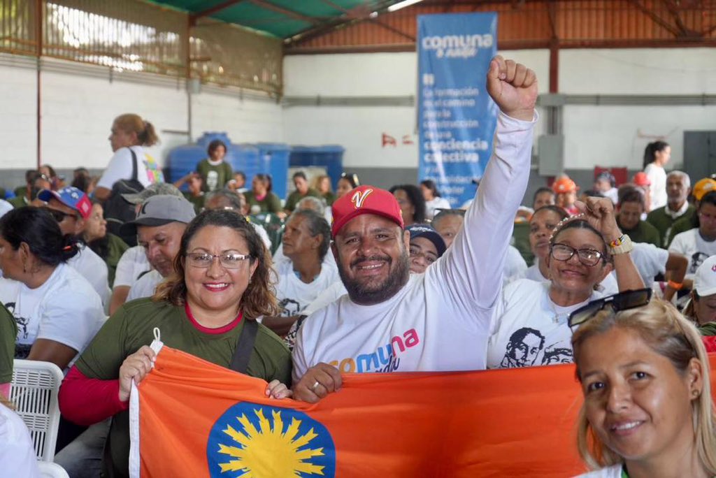 AngelPComuna's tweet photo. Ante los últimos acontecimientos en el país, reafirmamos nuestro llamado a la paz y la calma. Tenemos años de trabajo social y a mucha gente hemos sido útil y lo seguiremos siendo. Nunca se dijo que sería fácil. El Pueblo venezolano tiene quien le defienda. Esta vez no se perderá la vida de nadie como en las Guarimbas de años anteriores. 
Cada quien que asuma la responsabilidad de sus actos. Ojalá todo el mundo actúe para bien. Mantenemos la comunicación con miles y miles de personas que me escriben queriendo llegar a Caracas a defender la patria pero es mejor que cada quien se quede en su territorio a defender su comunidad y su voto en las Plazas Bolívar de cada pueblo.
#GanoLaPazYLaEsperanza
@NicolasMaduro