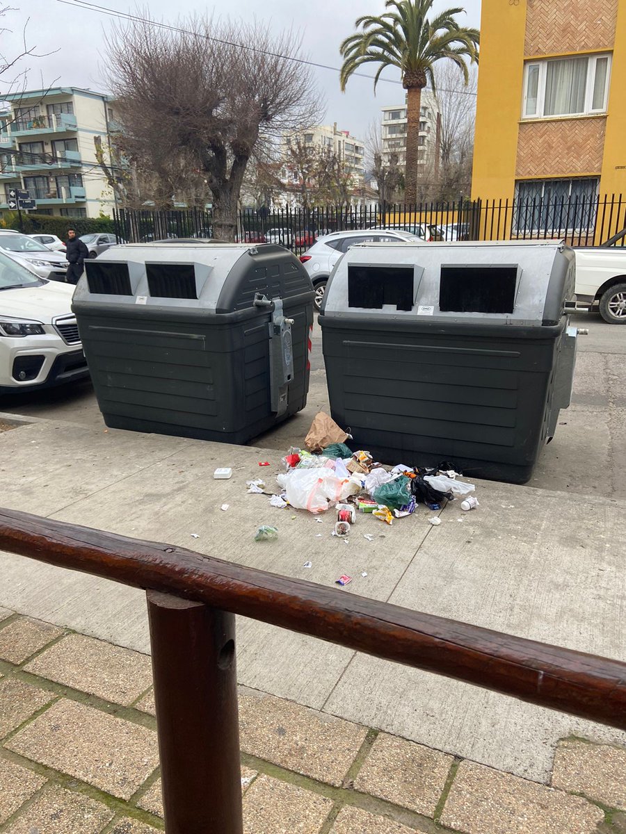 Ayleesoto's tweet photo. Cómo tan sucia la gente que hurga en la basura y deja todo en el suelo sin ningún escrúpulo.
3 norte esquina 4 poniente 
#muniviña
#sitiodelsuceso https://t.co/NelxnIhOyw