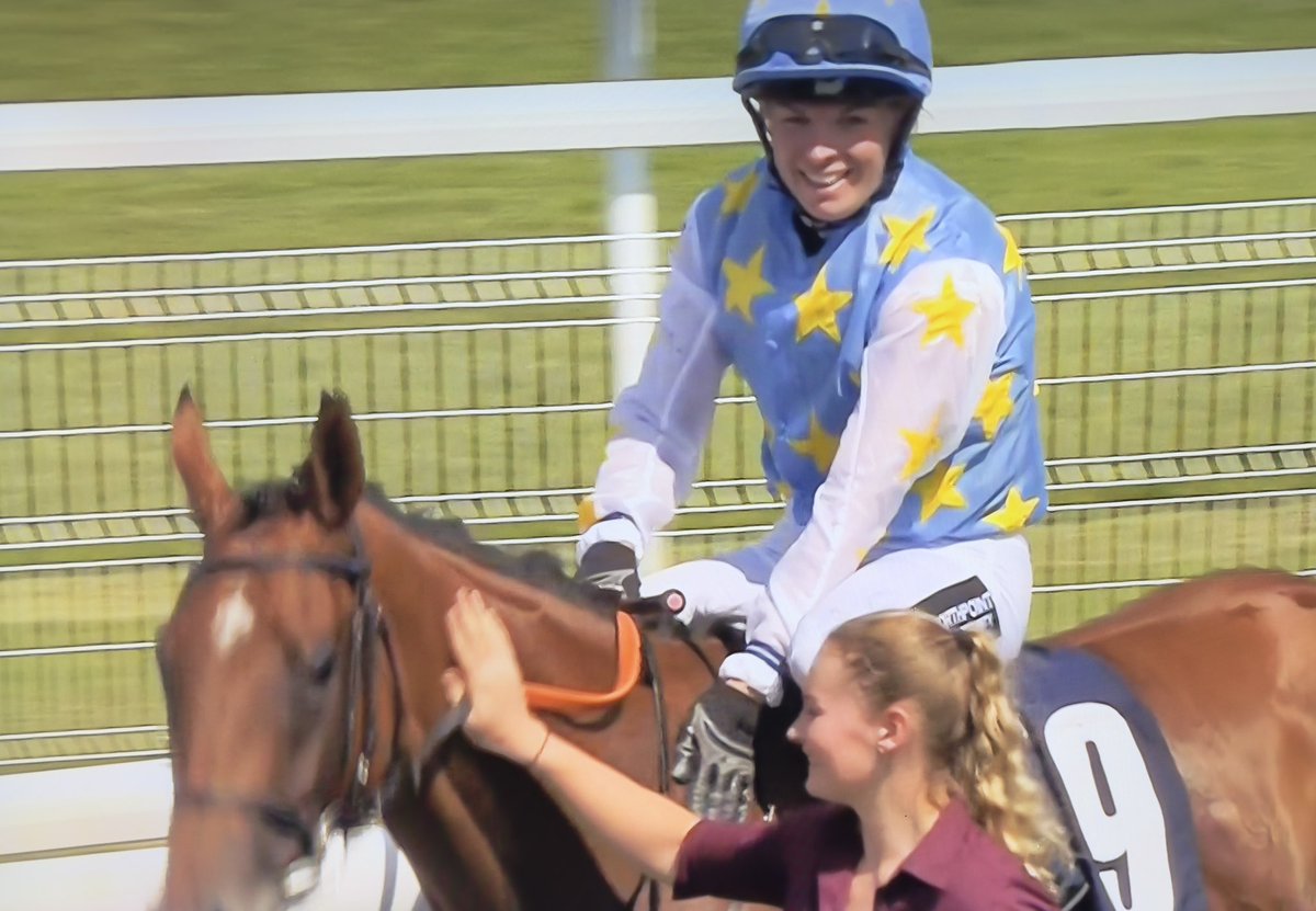 amajox's tweet photo. Congrats @amajox #AmyCollier WINS #LadyJaneBethell @Beverley_Races for 🔥@GemmaTutty #LoveYours #13ran Perfectly timed run #head What a finish! Well done Amy! 🌟👏👏👏#topride #topjock @matthew14681585 🥈#StephanieDorey 🥉 https://t.co/Rju7UrNk4J
