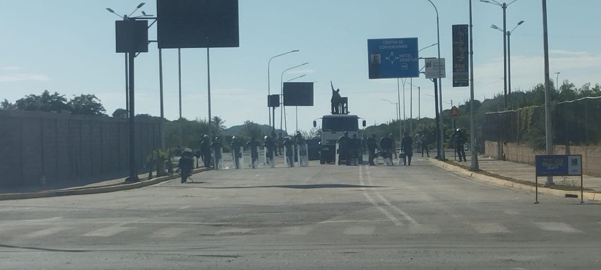 🚨🇻🇪🗳️ Así de custodiada amanece la plaza donde está la estatua de Hugo Chávez en el sector La Auyama de Nueva Esparta. 

📸 Foto: VPITV.