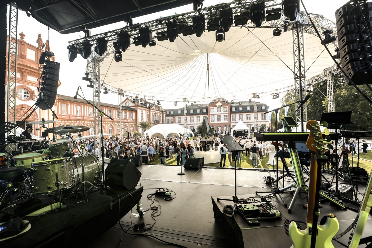 ttaudioofficial's tweet photo. 📍 Germany 📆 4-day corporate event with the Freudenberg Group at Schloss Biebrich 🎉
-
U-Motions delivered exceptional technical support!
-
Live bands, DJs, and a stunning finale featuring a 100-drone light show.
-
-
#ExperienceTT #GTXsystem https://t.co/yto0sZFB7l