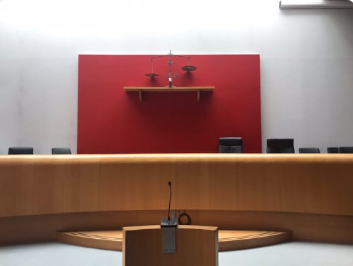 AnneGachesProc's tweet photo. {#CI} {#LutteContreLesViolencesConjugales} Un prévenu reconnu coupable de violences sur sa compagne condamné à de la prison avec maintien en détention.
➡️ 18 mois d'emprisonnement 
➡️ Interdiction d'entrer en relation avec la victime et de paraître à son domicile à sa sortie https://t.co/niteIwElti