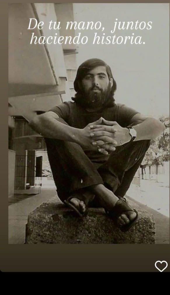 redsistenci's tweet photo. 🔴 30 de julio de 1974 
Agentes de la Dina secuestran desde su domicilio al veterinario de 22 años ALEJANDRO PARADA GONZÁLEZ,  militante socialista. 
Fue trasladado a Londres 38 y Cuatro Álamos dónde se le vio por última vez.

No olvidamos 
No perdonamos https://t.co/bLZeRIwHC3
