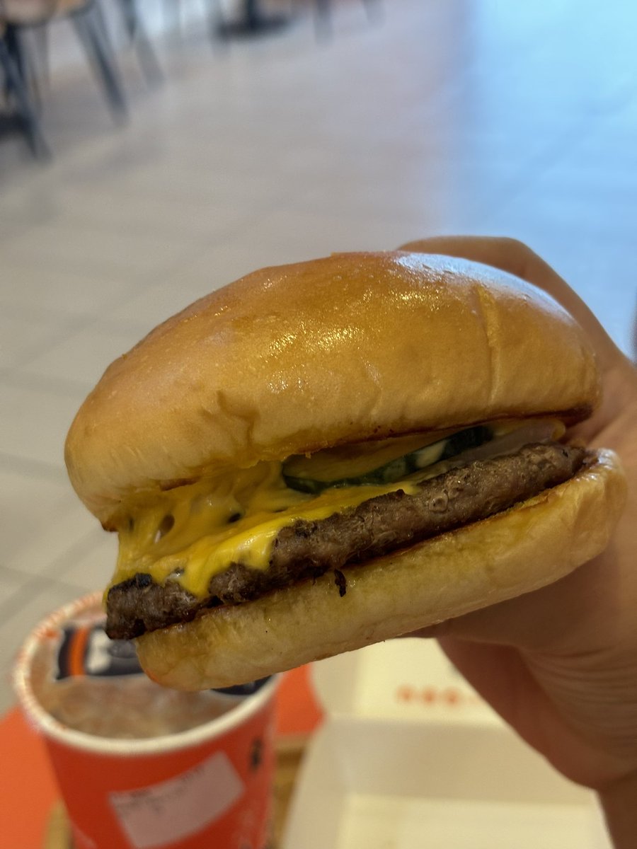 hannabunnyb's tweet photo. Please trust me 🙏🏻🙏🏻 Cheeseburger Bask Bear sedap nak mampos?!!

Patty tebal, cheese and sauce sedap, even pickled cucumber pun onz 

I takde high expectation and serius terkejut 😆😆 https://t.co/OzD7vN6qJ6