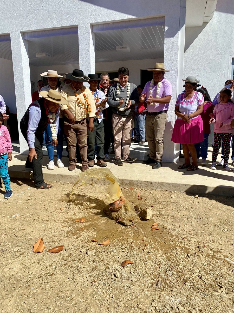 MUNICIPIOTJA's tweet photo. El alcalde de Tarija, Johnny Torres Terzo , ha inaugurado la ampliación del moderno y equipado centro de salud en la comunidad La Gamoneda. Este importante proyecto beneficiará a más de 60 familias, brindándoles acceso a servicios médicos de calidad. https://t.co/nwVVTcN6a5