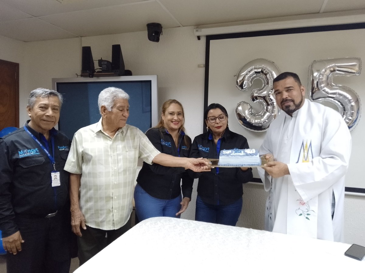 MinCyTBolivar's tweet photo. #El26 de Julio 2024, se realizó una misa de acción de gracias por los 35 años de la Fundación para el Desarrollo de la Ciencia y la Tecnología (FUNDACITE) Bolívar fue una celebración significativa que reunió al personal de la institución para agradecer por los logros alcanzados https://t.co/uITVYaj7j5