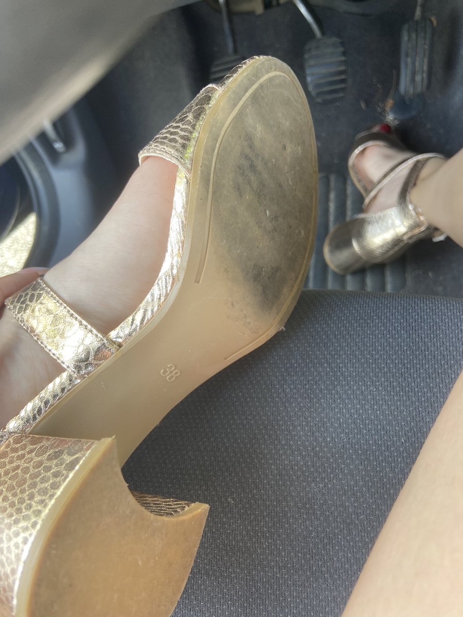 DeesseRyne's tweet photo. Ma chaussure a besoin d’un nettoyage ! 👅
Qui se propose les clebs ? 🐕🦴

#Soumis #Chien #Chaussure https://t.co/LSf5UMIS9Z