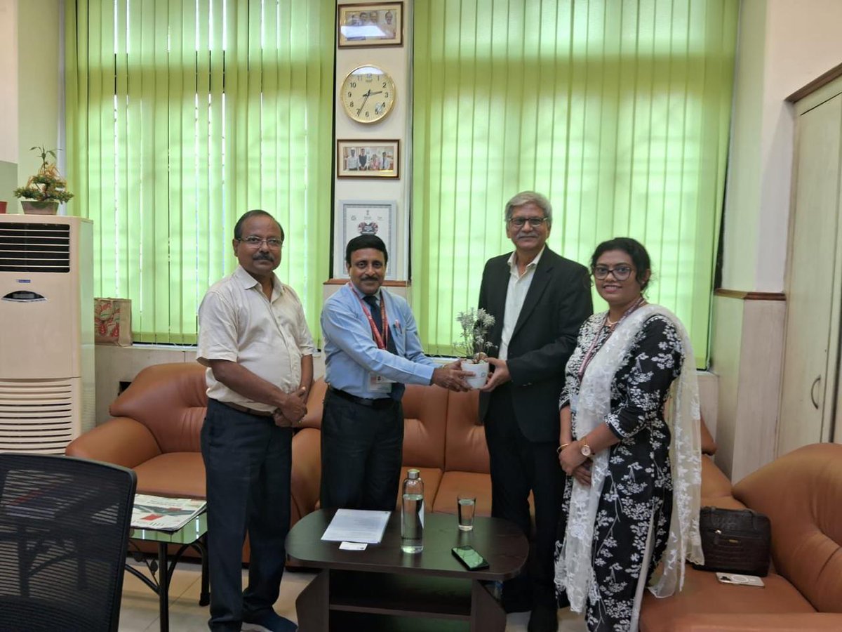 aiihphkolkata's tweet photo. During his visit,Dr. Pingle conducted enlightening sessions on BOHS (Basic Occupational Health Services)and Career Opportunities in Occupational Health for MD PSM and MD MPH (Epidemiology)students.His insights provided valuable guidance to the budding professionals in this field. https://t.co/5hK3mCPLsA
