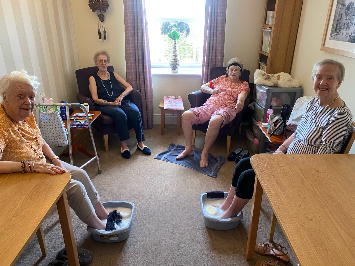 A relaxing pamper this morning with a cup of tea and a great natter🧖🏼‍♀️ 
Feeling refreshed and nourished💜