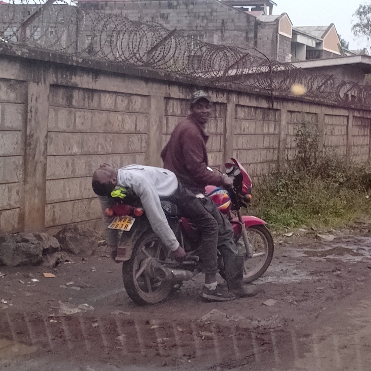 RoadsPlaces's tweet photo. @Ma3Route hapa wimbi imezidi maji! https://t.co/dvvP1JpOLP