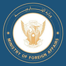 hashsudan's tweet photo. 🔴جمهورية السودان
وزارة الخارجية
مكتب الناطق الرسمي وإدارة الإعلام

خبر صحفي

ردت حكومة السودان على حكومة الولايات المتحدة بشأن الدعوة لعقد مفاوضات في جنيف للتوص�� لوقف إطلاق نار في البلاد.
عبر رد الحكومة السودانية عن الشكر لكل الجهود المخلصة لإنهاء الحرب التي شنتها مليشيا المتمرد محمد حمدان دقلو الإرهابية على الشعب السوداني. وجدد الاستعداد للإنخراط في أي مفاوضات لإنهاء احتلال مليشيا التمرد الإرهابية لل��دن والقرى ومساكن المواطنين والمرافق العامة والخاصة وفك الحصار عن المدن وفتح الطرق للمساعدات الإنسانية. وأكدت الحكومة أنها هي الأحرص علي صون دماء السودانيين وحفظ كرامتهم. لذا ستتعاون مع أي جهة تسعي لذلك.
وأوضحت الحكومة في  ردها أن أي مفاوضات قبل تنفيذ إعلان جدة، الذي ينص على الانسحاب الشامل ووقف التوسع، لن تكون مقبولة للشعب السوداني الذي يتعرض للتشريد والتقتيل والإغتصاب والتطهير العرقي ونهب ممتلكاته. ولفتت النظر إلى أن طرفا واحدا يعتدي يوميا علي المدن والقري والمدنيين. وبدلا من فتح منابر جديدة، طالب الرد بإجبار المتمردين والمرتزقة على وقف عدوانهم المستمر، علي المدن والقرى وفك الحصار عن المدن وفتح الطرق وذلك بفرض العقوبات التي تردعهم وداعميهم. إذ ان اطراف المبادرة هم نفس اطراف منبر جدة والموضوعات هي متطابقة لما تم الاتفاق عليه .
وأشار الرد لضرورة التشاور المسبق مع الحكومة السودانية حول شكل وأجندة أي مفاوضات والأطراف التي تشارك فيها  أوتحضرها، مع التأكيد على أن يكون منبر جدة وما تم فيه من اتفاق هو الأساس .
وطلبت  الحكومة السودانية في ردها بعقد إجتماع مع حكومة الولايات المتحدة للتمهيد الجيد لمفاوضات السلام بما يحقق الفائدة التي يتوقعها الشعب السوداني منها.
الثلاثاء 30 يوليو 2024