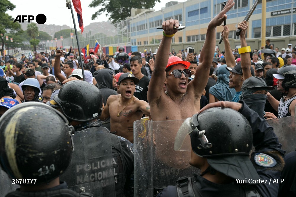 Opponents of Venezuelan President Nicolas Maduro's government protest in the Catia neighborhood of Caracas on July 29, 2024, a day after the Venezuelan presidential election