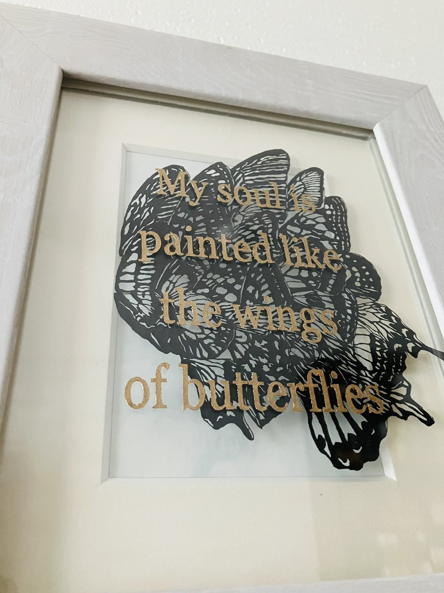 sheepman_woody's tweet image. #art #切り絵 #papercut 

『Show must go on』

蝶の羽が重なって、一つの大きな羽に見える様な仕上げのもの
手前にある文字は、Queenの曲の一節で、『私の魂は蝶のように彩られて』といった内容から引用しました

165×130㎜

ギャラリールミエール、企画展『羽と翼展』出展中作品
🪽🦋💡🐑