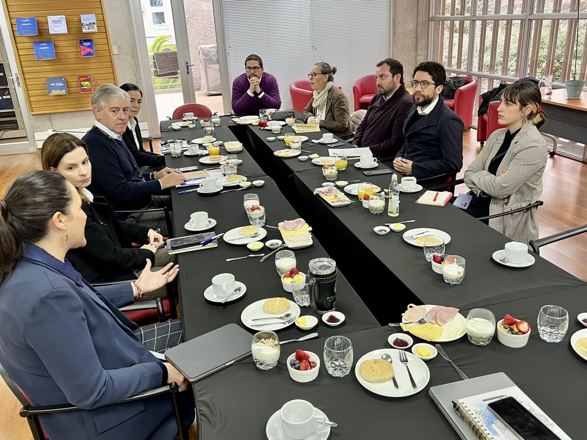 SubsecTrabajo's tweet photo. Los equipos @OITconosur y de Empleo de la @SubsecTrabajo encabezados por el director Fabio Bertranou y el subsecretario @gboccardobosoni, comparten visiones y perspectivas para abordar colaborativamente la reducción de la informalidad laboral en Chile,en el marco de la FORLAC 2.0 https://t.co/iLtiOhqJUK