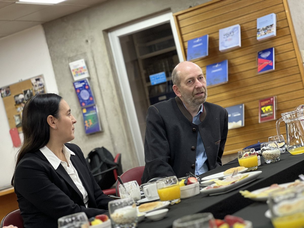SubsecTrabajo's tweet photo. Los equipos @OITconosur y de Empleo de la @SubsecTrabajo encabezados por el director Fabio Bertranou y el subsecretario @gboccardobosoni, comparten visiones y perspectivas para abordar colaborativamente la reducción de la informalidad laboral en Chile,en el marco de la FORLAC 2.0 https://t.co/iLtiOhqJUK