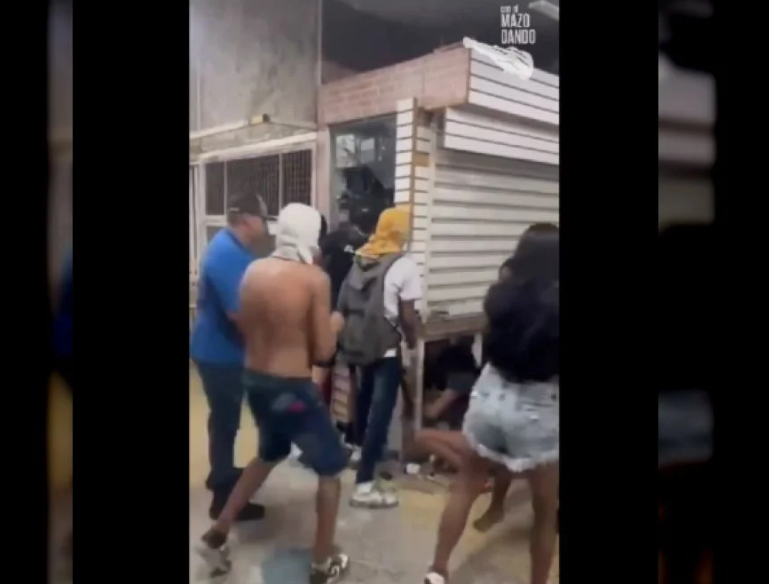 ¡No te dejes manipular! Joven que apoyaba a MCM pierde su local por sus grupos violentos goo.su/GIktYTv

#30Jul