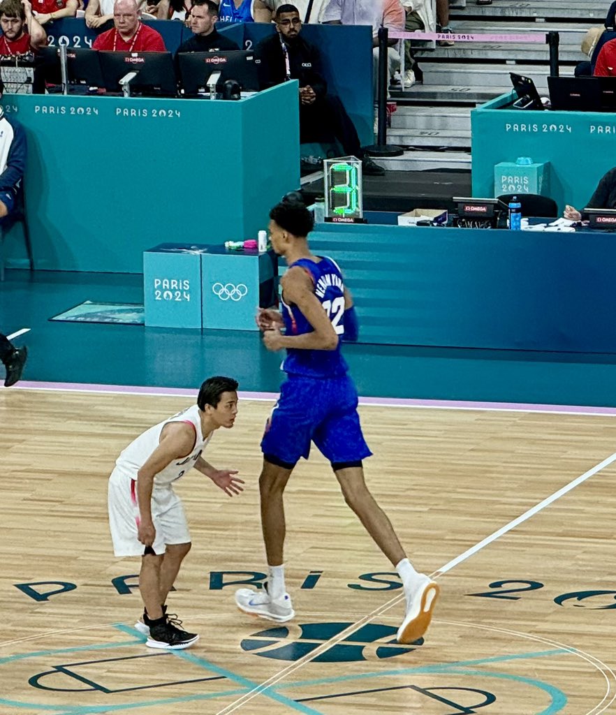 BenGolliver's tweet photo. France center Victor Wembanyama (7'4") and Japan guard Yuki Togashi (5'4") https://t.co/gGG7qfkqzx