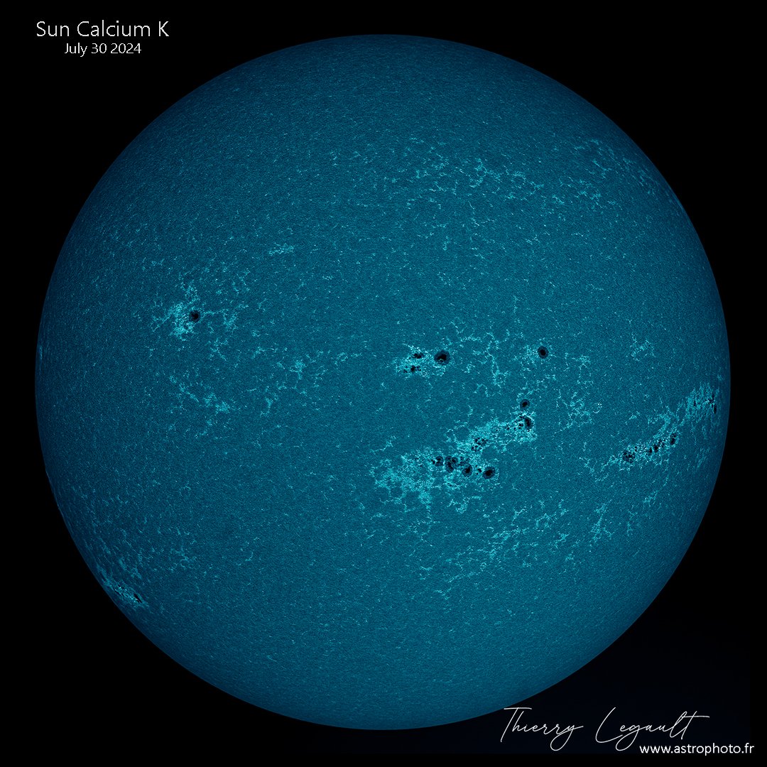 ThierryLegault's tweet image. A lot of sunspots today! 馃槑
The Earth at scale in the corner 馃槷
FSQ-106 refractor on AM-5, ASI183MM, H-alpha and Calcium filters