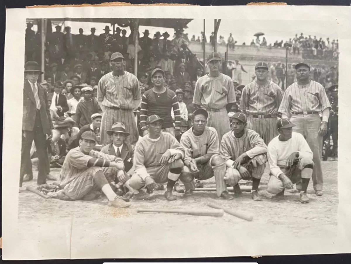 ElSlider's tweet image. El Águila de Veracruz en los 30 posando en el Parque Delta. 

Debió ser un juego importante. Hay espectadores hasta en la azotea de las casas aledañas al parque.

De pie, a la derecha, el inconfundible cubano Agustín Verde. El personaje más emblemático del Águila de esos años.