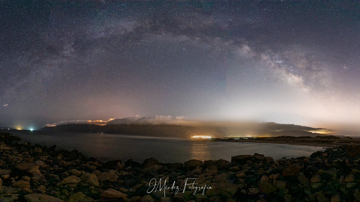 Por suerte, la contaminación lumínica a veces nos permite ver la Vía Láctea en diferentes puntos de la isla 🏝️. Esta vez, pude disfrutar de ella en Famara, y la noche me regaló capturar este momento !

<a href="/7IslasCanarias/">Islas Canarias</a> 
<a href="/ElTiempo_tve/">El Tiempo en TVE</a> 
<a href="/esa_es/">ESA España</a> 
#cielosESA
#Astronomia 
#vialactea