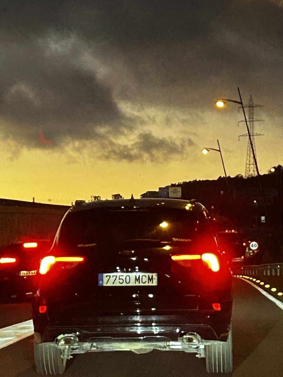 AnaCele's tweet photo. Yo: por el bien de mi salud mental intentaré estar al menos 14 minutos sin leer noticias de Venezuela.

El coche de adelante: https://t.co/t3nzELYjFo