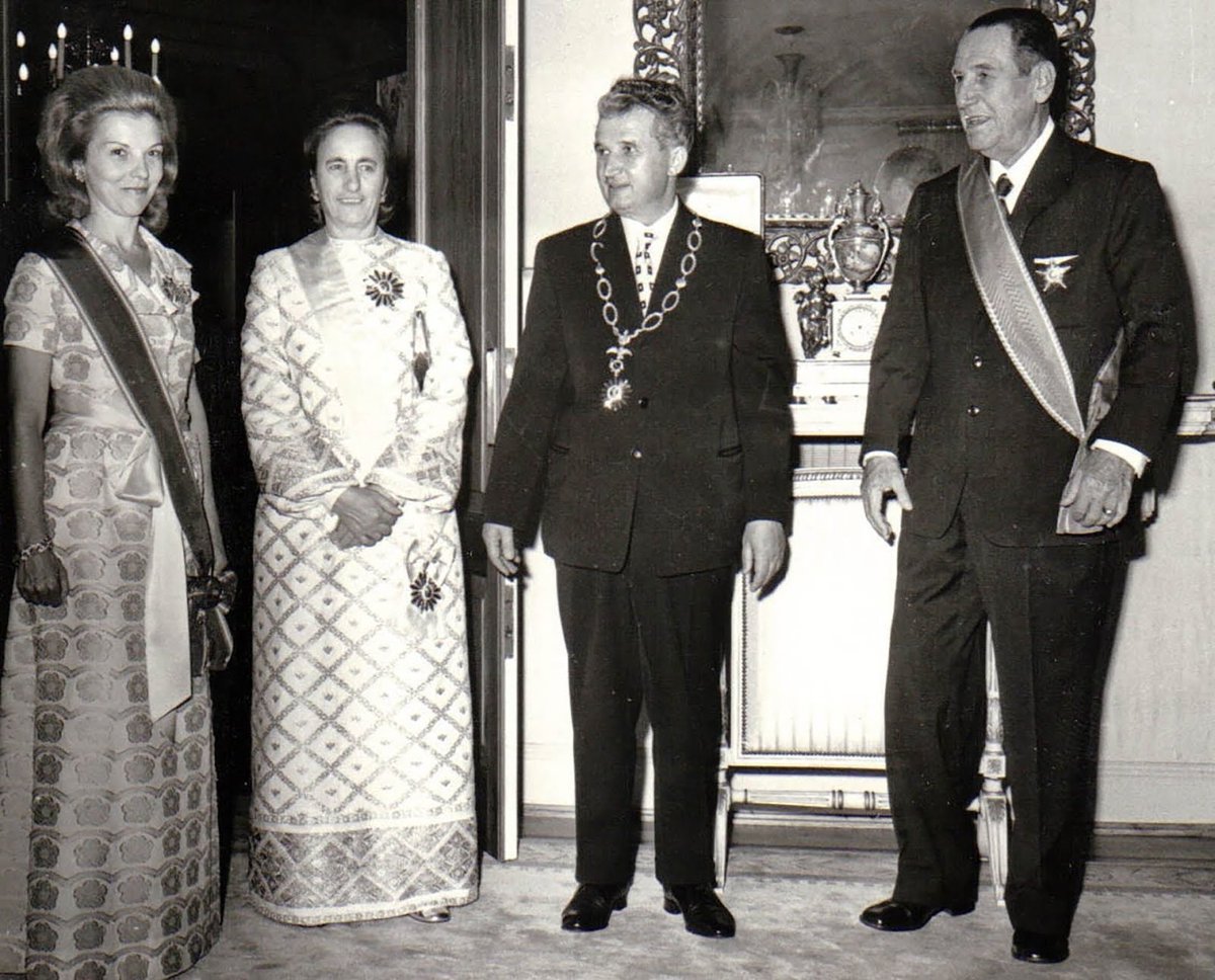 cosmeluichito's tweet photo. Buen momento para recordar que a Ceaucescu también le dieron la orden Libertador San Martín la gente del mismo partido que se la dio a Maduro. Y con la UBA intervenida por el peronismo le dieron un honoris causa a él y a la esposa. https://t.co/FaxunrGKVo