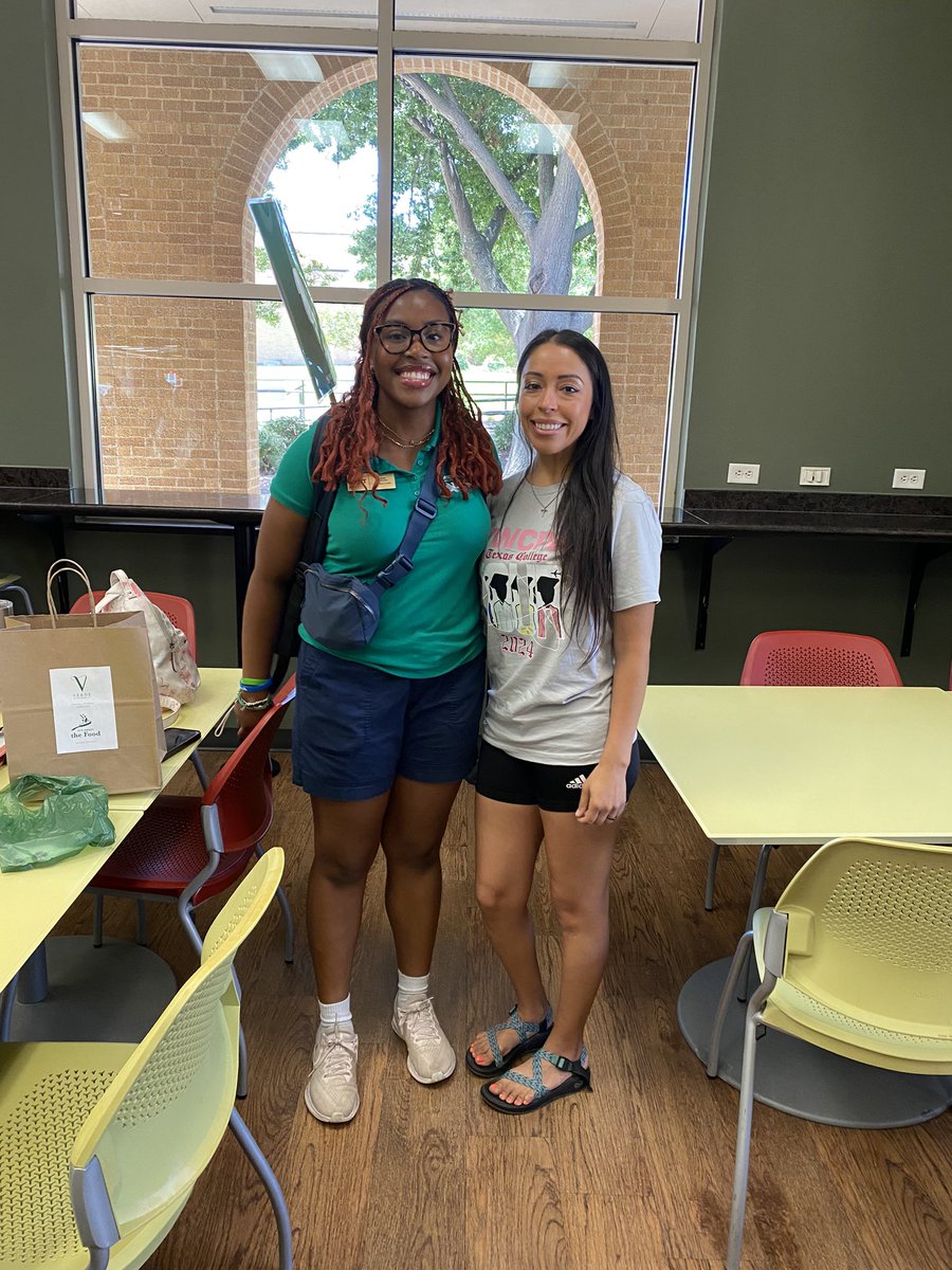 🎉 Alyssa, a fab Y-Dub alum, dropped by to visit the seniors! 🎓 She took the same Texas tour as them and ended up committing to UNT. 🌟 College tours are the real deal! Now she's rocking it as an orientation rep at UNT and thriving! 🙌📚 <a href="/YWCPAHISD/">Young Women's College Preparatory Academy</a> <a href="/ywprep/">Young Women's Prep</a> <a href="/DrTabDavis/">Tabitha Davis, MBA, M.Ed., Ed.D.</a>