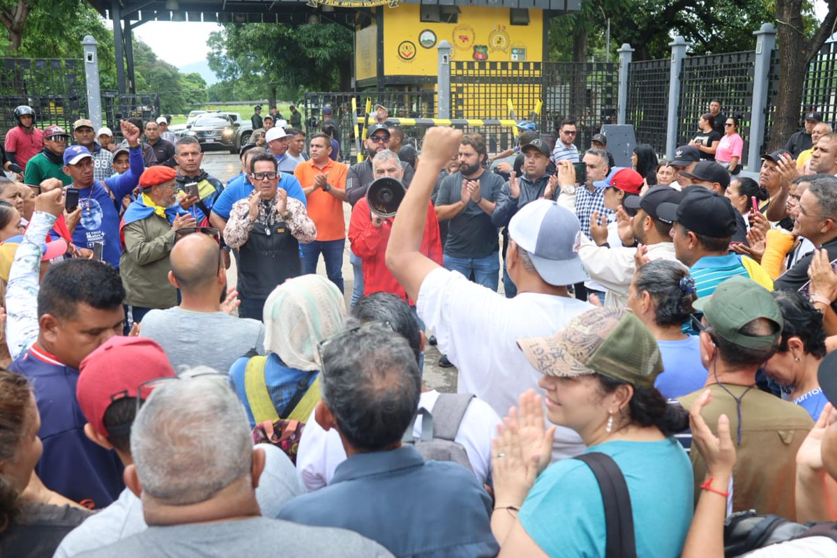 En el Comando de la 99 Brigada de Fuerzas Especiales, ubicado en San Jacinto mcpio Girardot del edo Aragua el Cmdte de la <a href="/zodiaragua44/">zodiaragua</a>, G/D Angel Balestrini y el enlace nacional del <a href="/PartidoPSUV/">PSUV</a> Ricardo Molina relizaron un pronunciamiento sobre los hechos ocurridos en la entidad