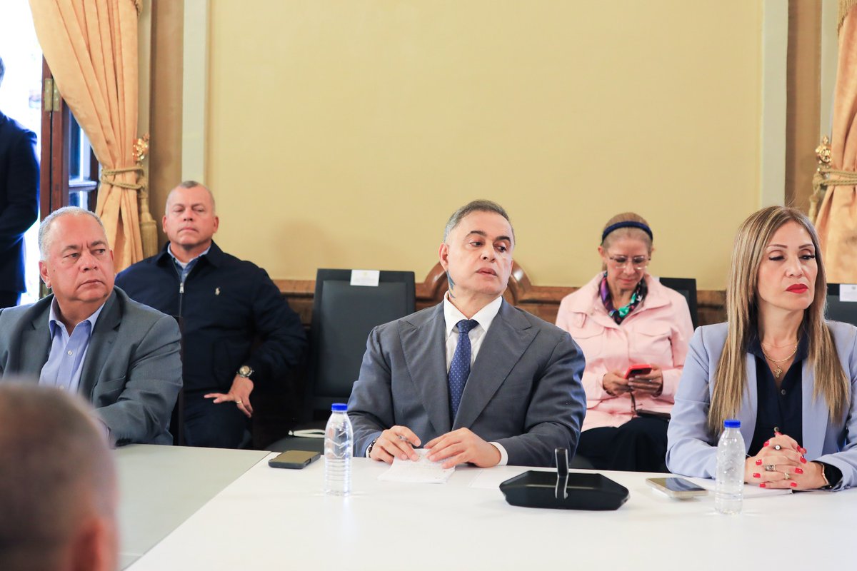 cneesvzla's tweet photo. Presidente Nicolás Maduro, realiza Reunión Conjunta del Consejo de Estado y Consejo de Defensa de la Nación, con la participación del presidente del Poder Electoral, Dr. Elvis Amoroso y los demás Poderes Constitucionales del país, así como la presencia del Estado Mayor Superior. https://t.co/UM3QvBEZDN