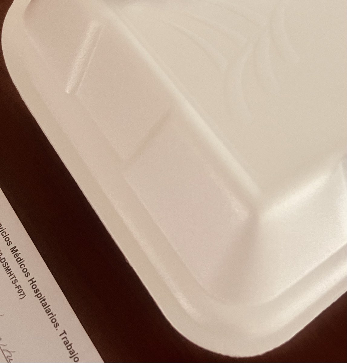 OrlandoRPN's tweet photo. Darle de comer tempranamente (<24 del cuadro) a un paciente con Cetoacidosis es benéfico 👍

Subir la glucosa de un paciente con Cetoacidosis para quitarle la Cetoacidosis, suena descabellado…
pero… 
funciona,
como el caso de hoy, px en AYUNO por 1 día y cacho + Dapagliflozina, con CAD euglucémica

Iniciamos K (tenía hipokalemia)
luego insulina 💉
un poco de sol Hartmann💧(tenía hipercloremia)
y en cuanto recobró bien el estado de alerta: comida 🍱 y líquidos orales libres 💦

Con esto qué se gana?

✔️Menos tiempo de resolución de la CAD: https://t.co/seETkKDMSn

✔️ Menos tiempo de hospitalización: https://t.co/1odxertSDX

Cómo funciona?

Fácil, mantener al paciente en ayuno ayuda a perpetuar la formación de cuerpos cetónicos… si das alimentos pronto, ya con insulina disponible en el sistema, se frena más rápido 😉