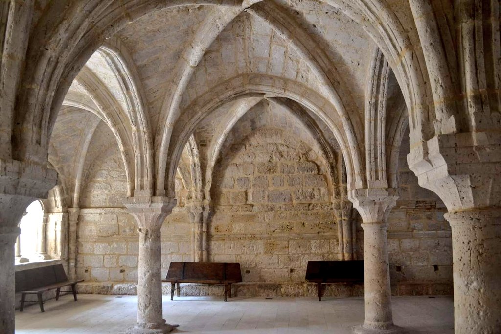 cylromanica's tweet photo. ¿Sabíais que......? 
El Monasterio de Santa María, en La Santa Espina #Valladolid fue mandado construir en 1147 por Doña Sancha de Castilla, la cual recibiría del rey de Francia Luis el Joven, una espina de la corona de Cristo. Fue ocupado por monjes cistercienses.
Sala Capitular https://t.co/VzNwEI6CTa